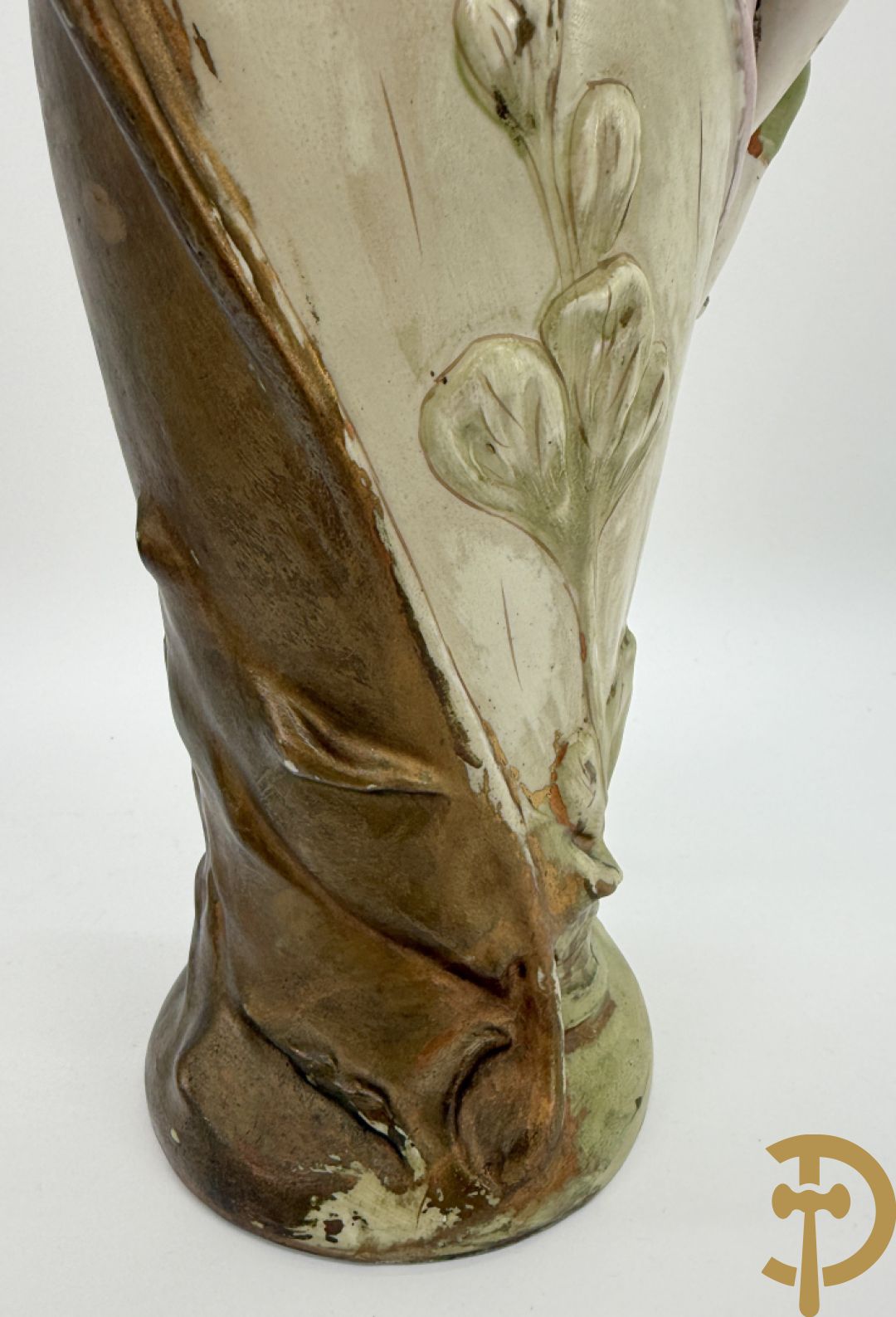 Royal Dux beeld van melkmeisje, onderaan genummeerd 1055 + vaas met zittende dame, Royal Dux stijl