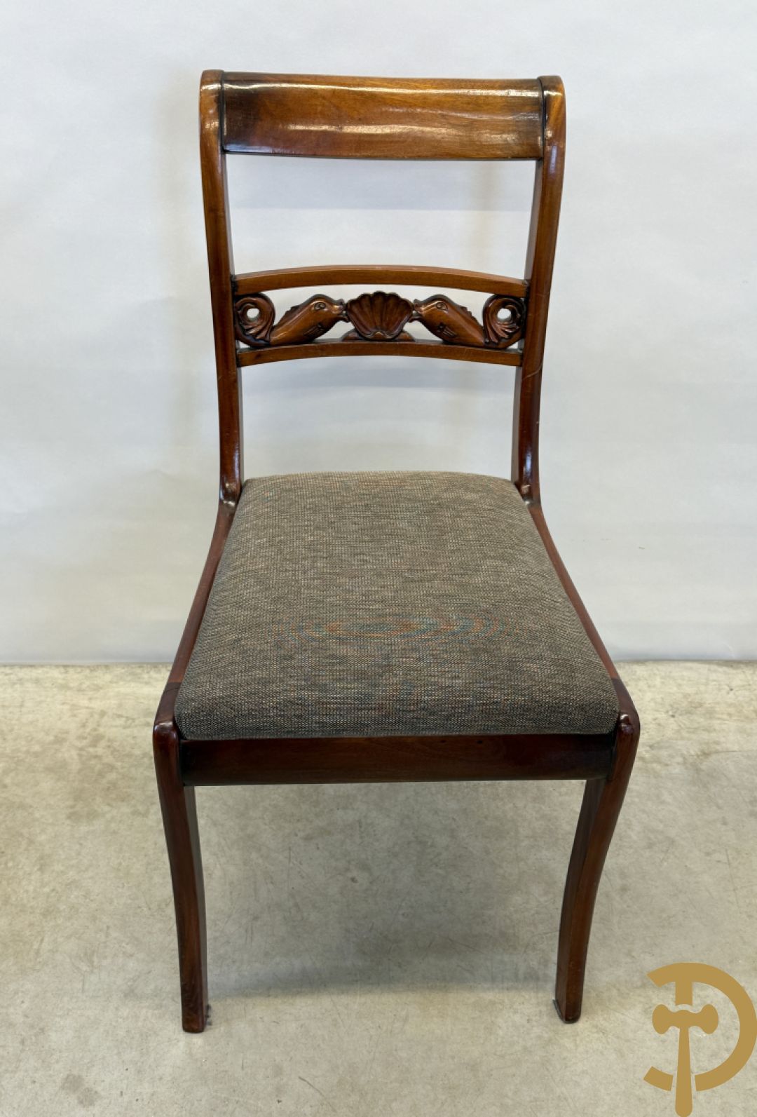 Set notelaren stoelen met sculptuur van dolfijnen in de rug, bestaande uit zes stoelen en 2 armzetels