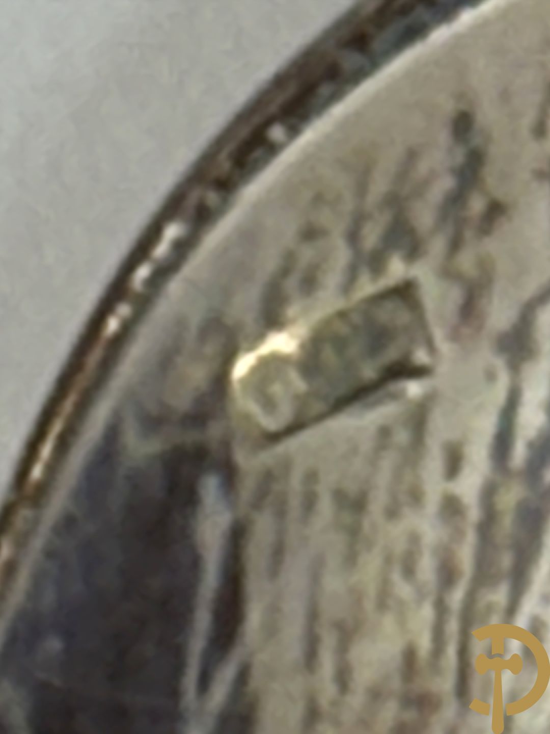 Massief zilveren bestek met Louis XV motieven bestaande uit 12 soeplepels (72 gram per stuk), 12 vorken (78 gram per stuk), 12 messen, 12 dessertvorken (47 gram per stuk), 12 dessertlepels (40 gram per stuk), 12 dessertmessen, 12 koffielepels (22 gram per stuk), slacouvert, taartschep en suikertang