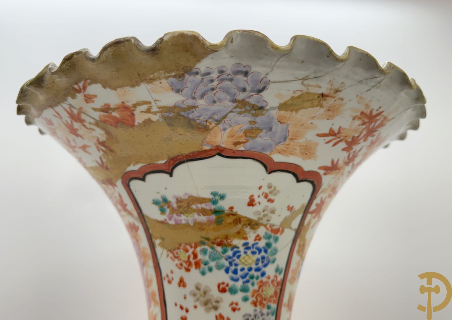 Paar Japanse porseleinen waaiervazen met bloemen en geanimeerd decor