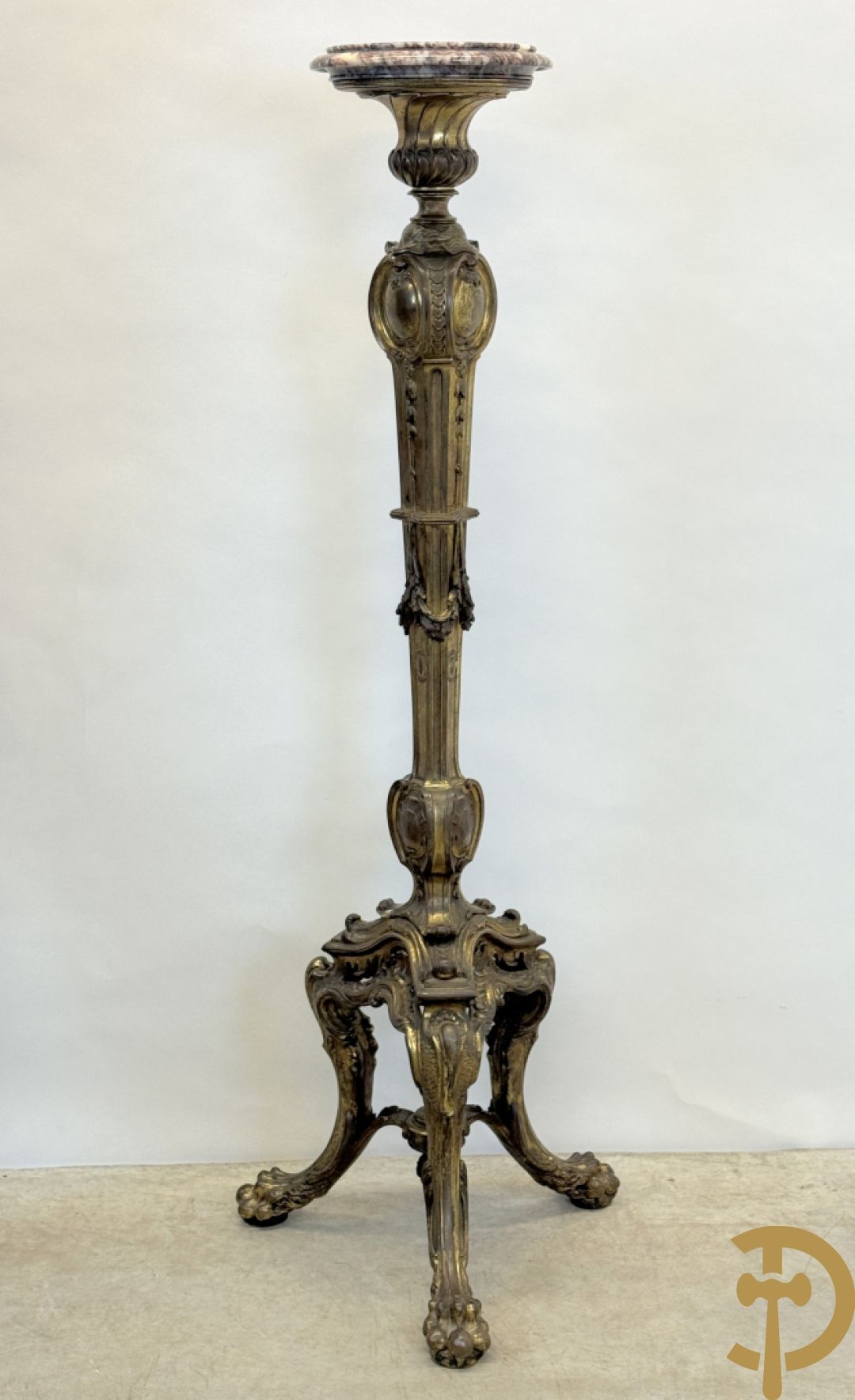 Bronzen staander op drie voluutvormige poten met acanthusranken, bezet met guirlandes en bovenaan met marmeren plateau