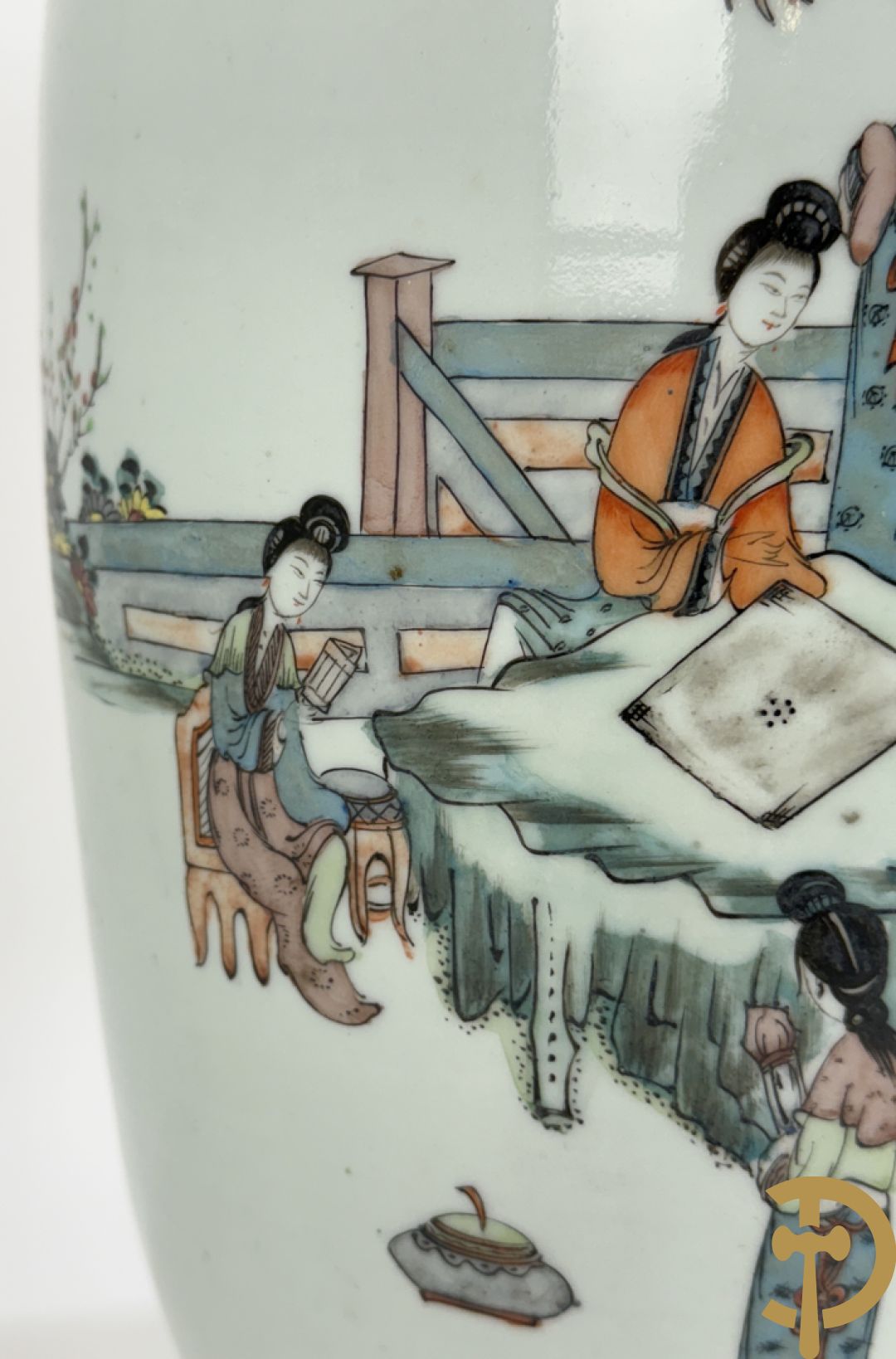 Chinese porseleinen vaas met decor van dames in landschap