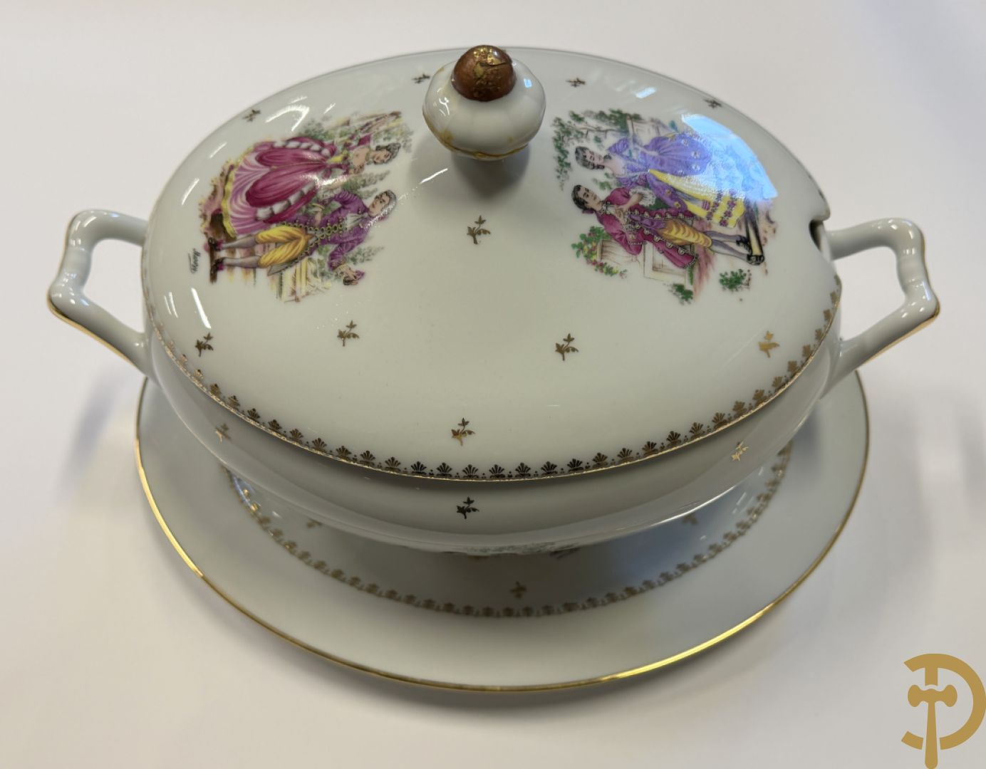 Porseleinen eet- en koffieservies met decor van elegant koppel, Limoges gemerkt