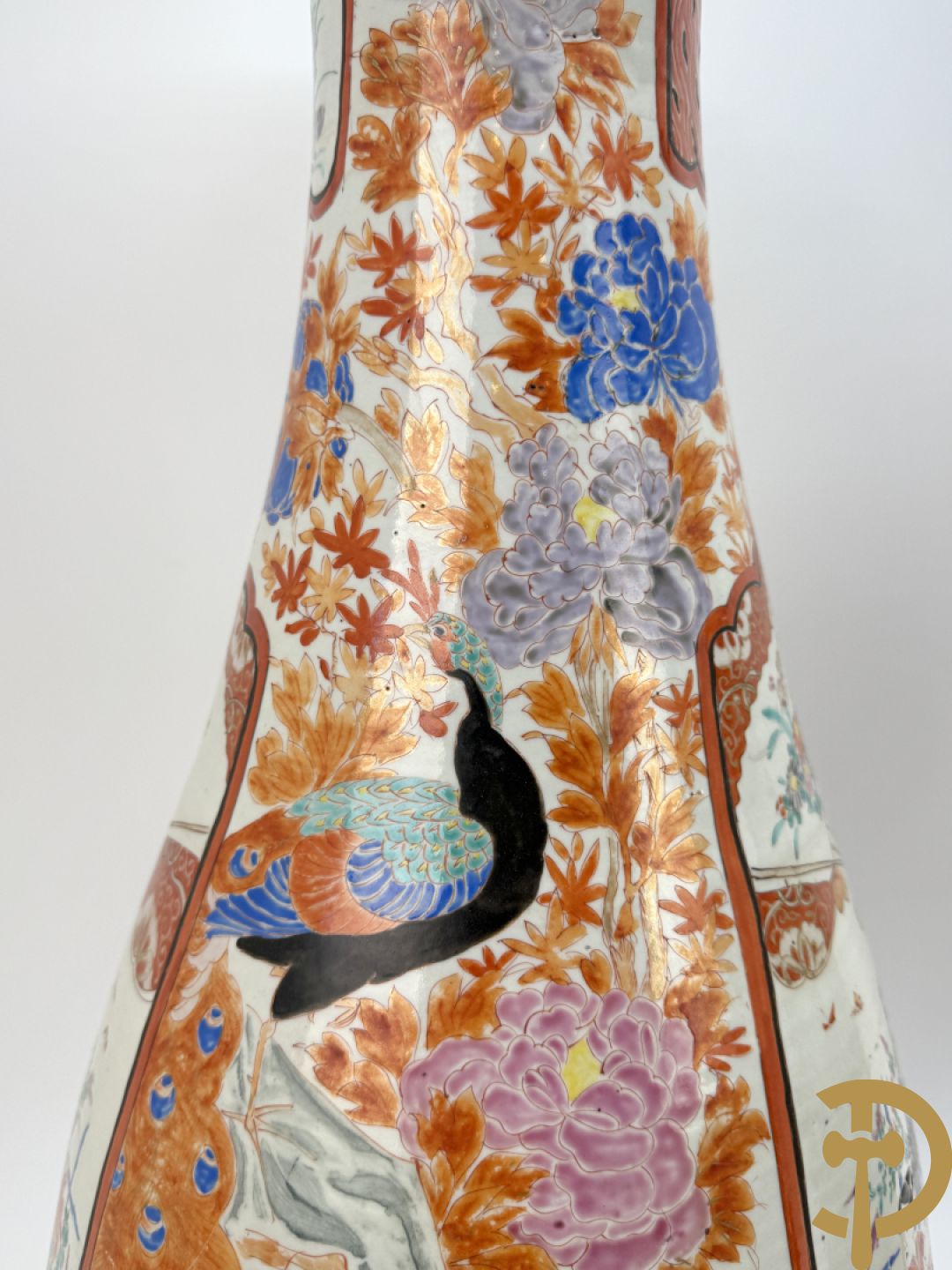 Paar Japanse porseleinen waaiervazen met bloemen en geanimeerd decor