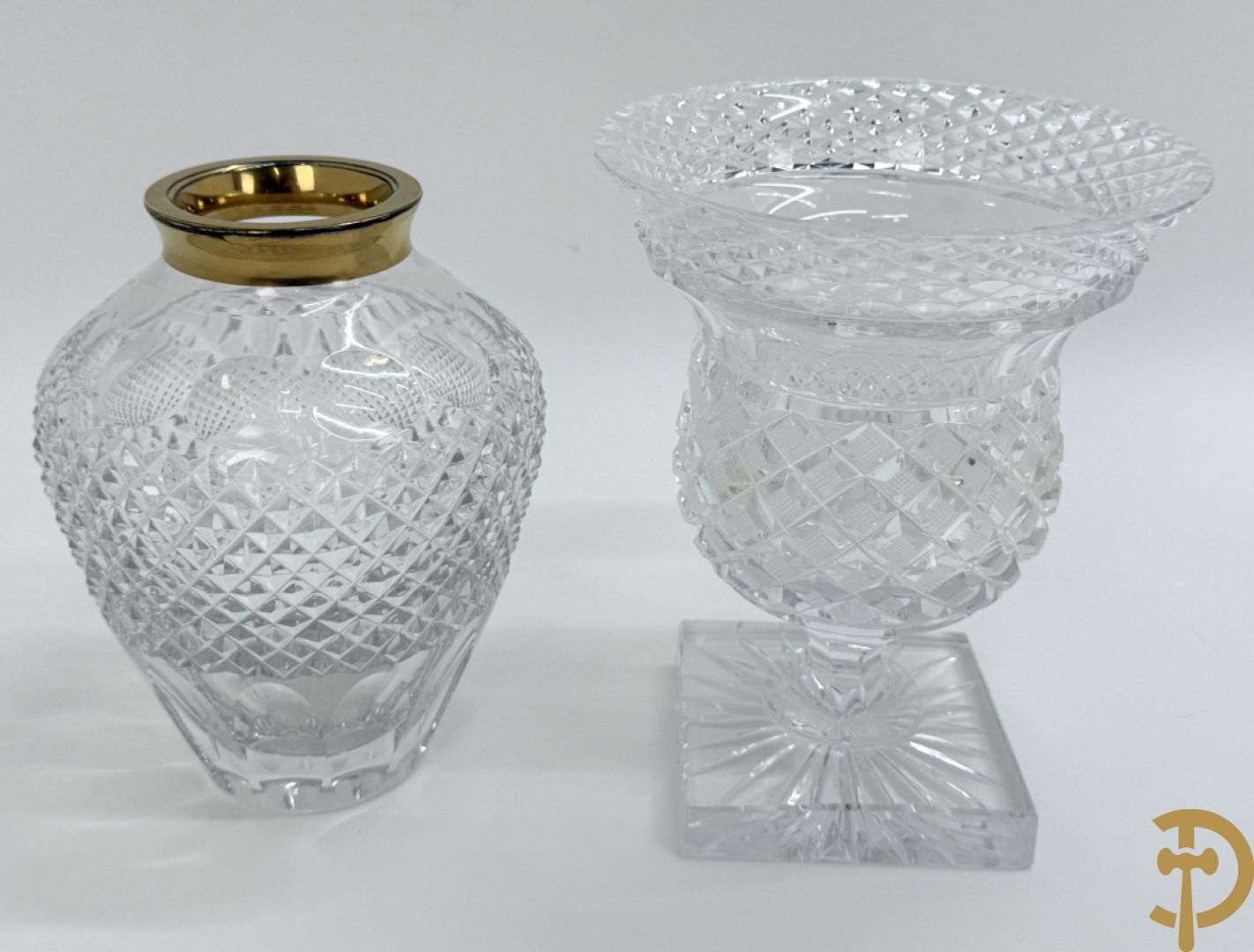 Helder kristallen geslepen coupe + 2 dragoirs in kristal gefacetteerd + 3 kristallen vazen + glazen vaas