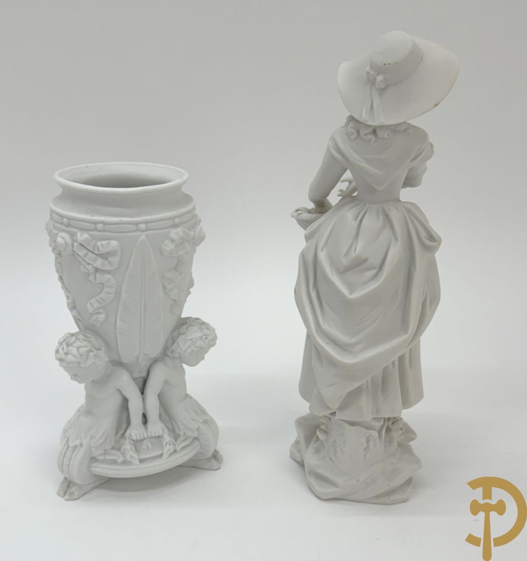 Vijf witte biscuits met cupido