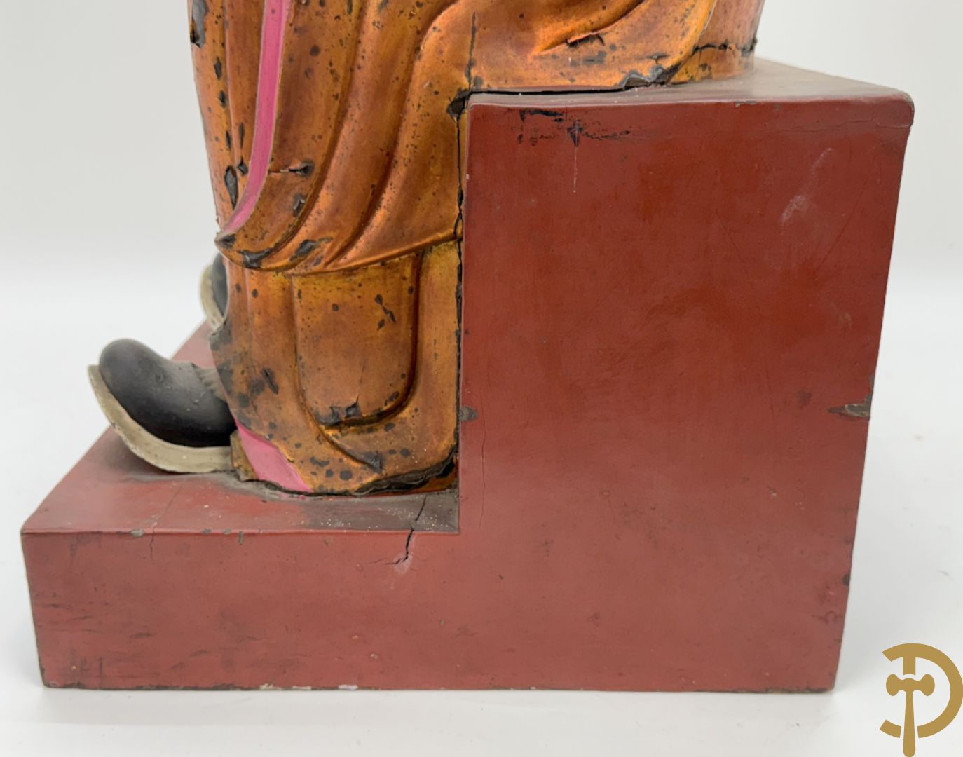 Houtgesculpteerd en gepolychromeerd zittend boedhistisch figuur