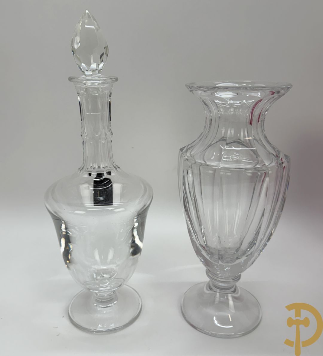 Vier kristallen karaffen w.o. 1 Saint Louis + schenkkan in Boheems kristal + vaas + getorste gekleurde Val-Saint-Lambert vaas + groen gekleurde asbak Val-Saint-Lambert