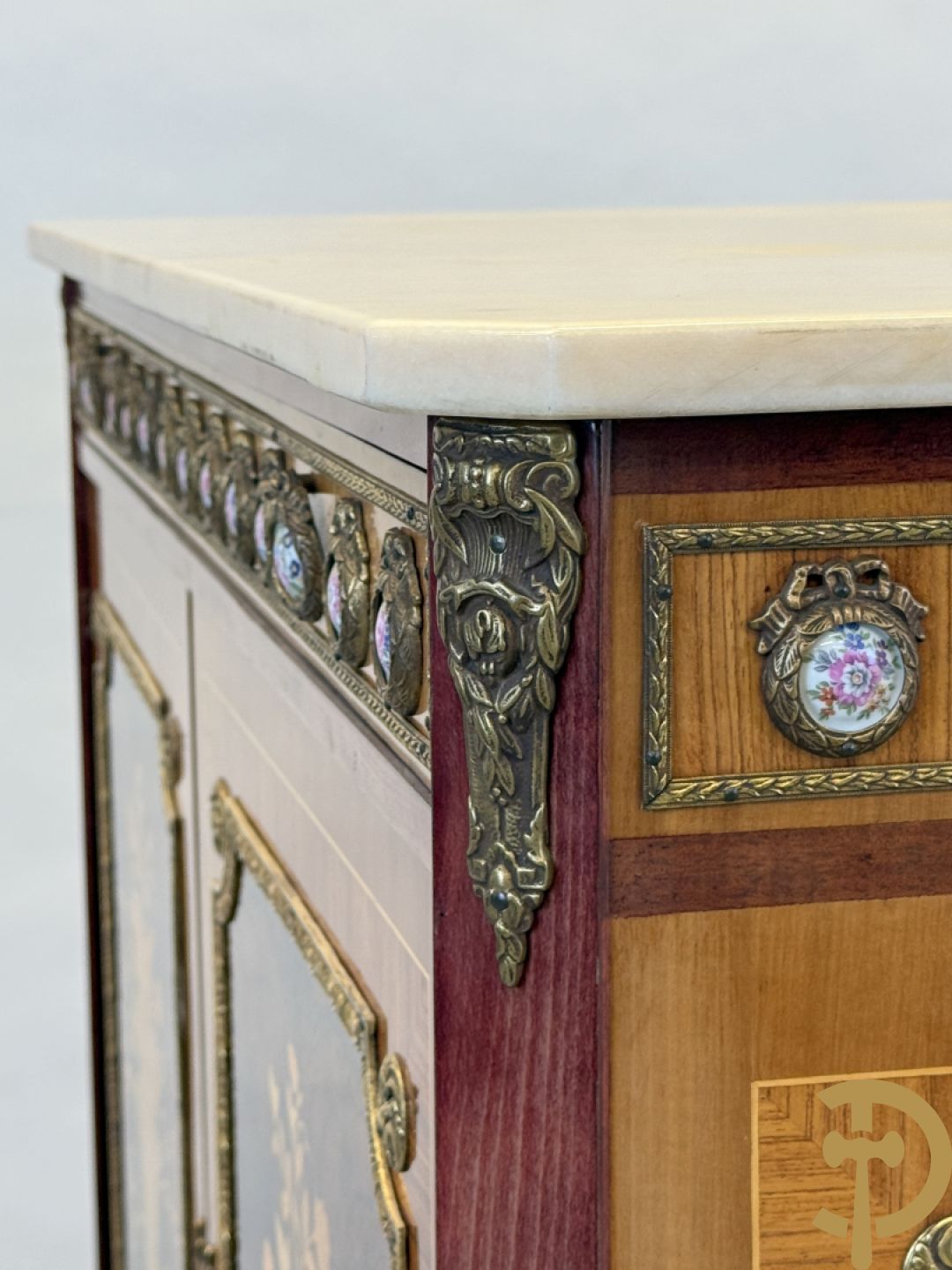 Notelaren TV/barmeubel bezet met bloemenmarquetterie en bronzen ornamenten met porseleinen plakkettes