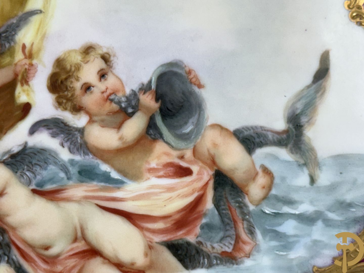 Porseleinen sierbord met decor van cupido