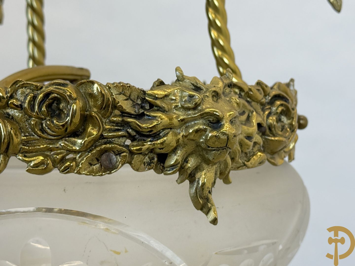 Bronzen hall lantaarn met centrale coupe bezet met bloemen- en dierenkoppen