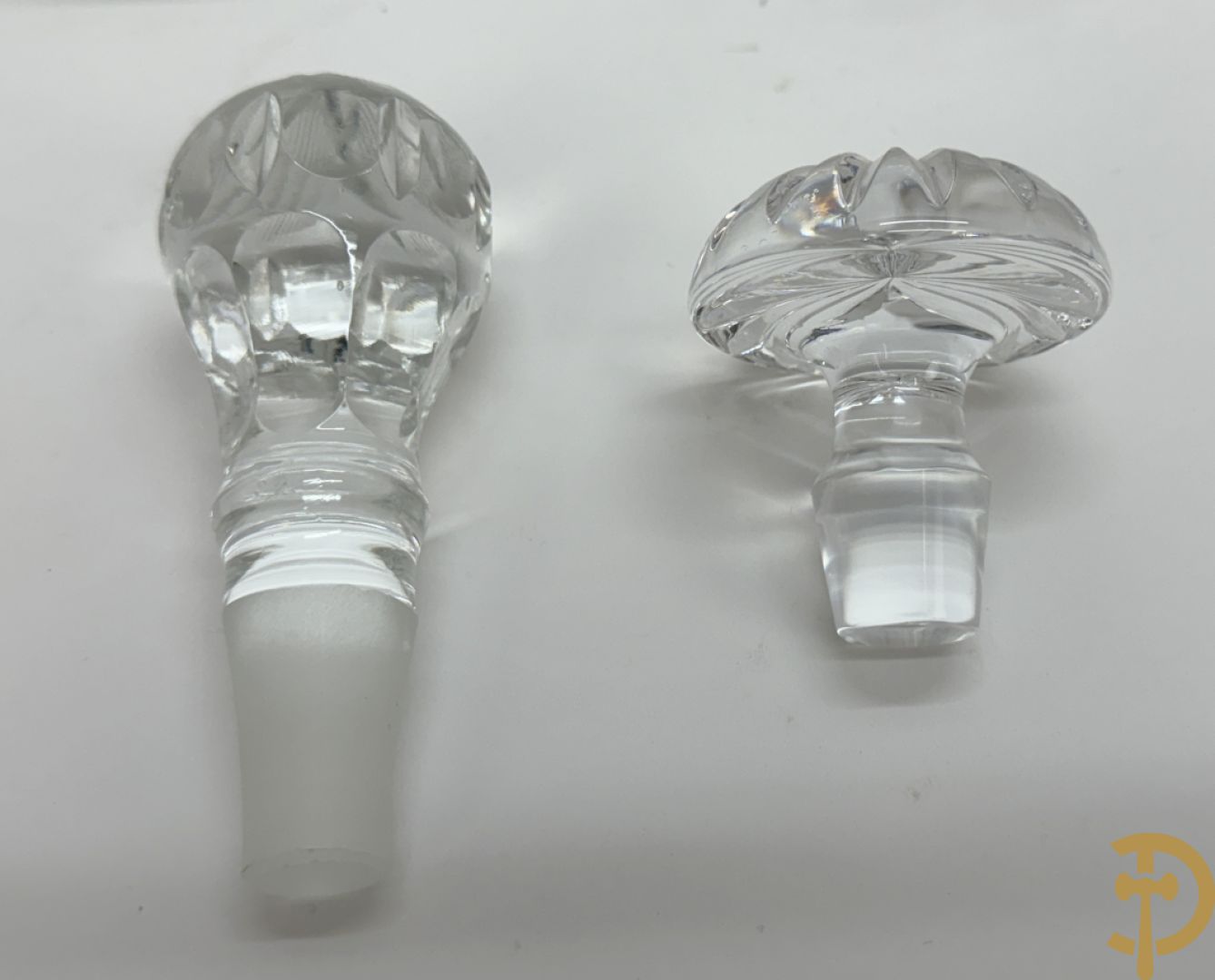 Vier kristallen karaffen w.o. 1 Saint Louis + schenkkan in Boheems kristal + vaas + getorste gekleurde Val-Saint-Lambert vaas + groen gekleurde asbak Val-Saint-Lambert