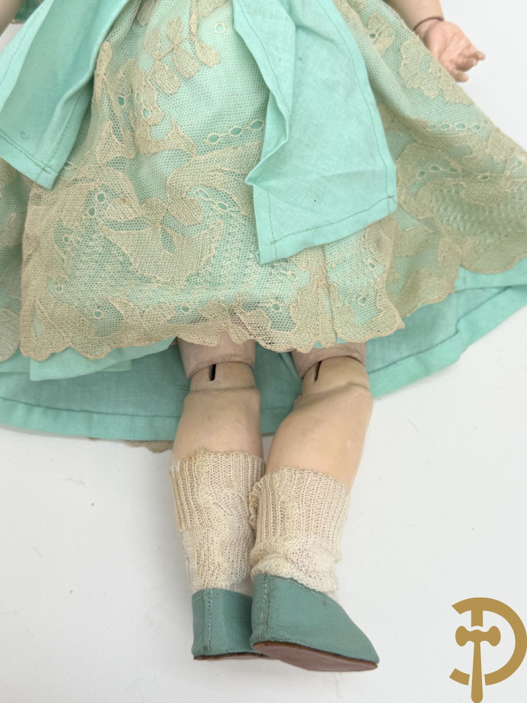 Oude pop met papier maché ledematen, gemerkt K R36/.728 + oude pop met papier maché ledematen en kantelbare oogjes + oude pop in papier maché, gemerkt Unis France 301 + oude pop in papier maché, onleesbaar gemerkt + hedendaagse pop met porseleinen ledematen + losse kleertjes