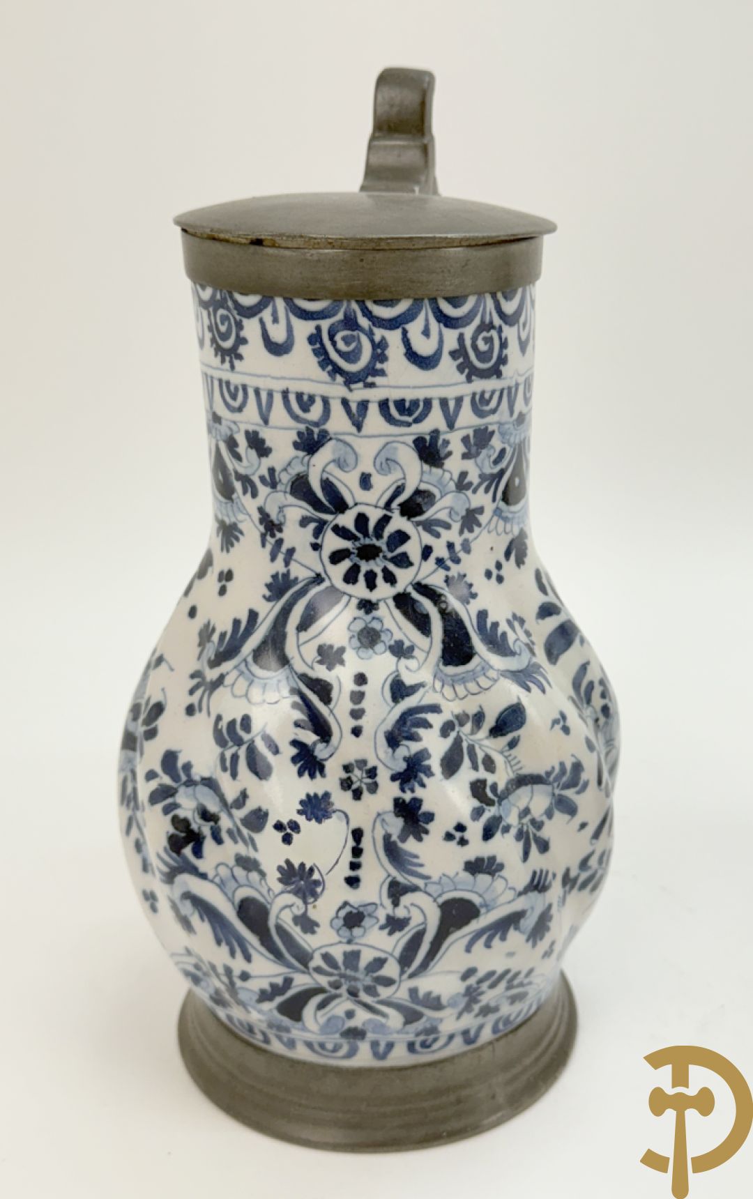 Delftse schenkkan met beschilderd bloemendecor en tinnen deksel + schenkkan in Delftse stijl, gemerkt onderaan BFK 66