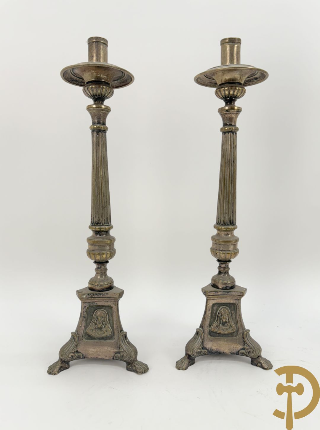 Drie paar religieuse kandelaars in brons en koper