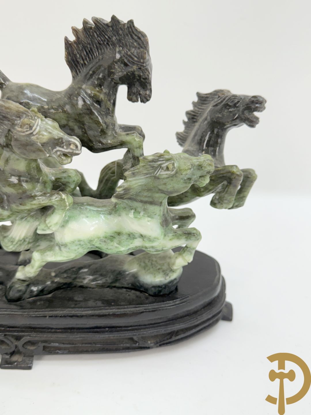 Gesculpteerd beeld met 8 galopperende paarden in jadeiet op houten sokkel