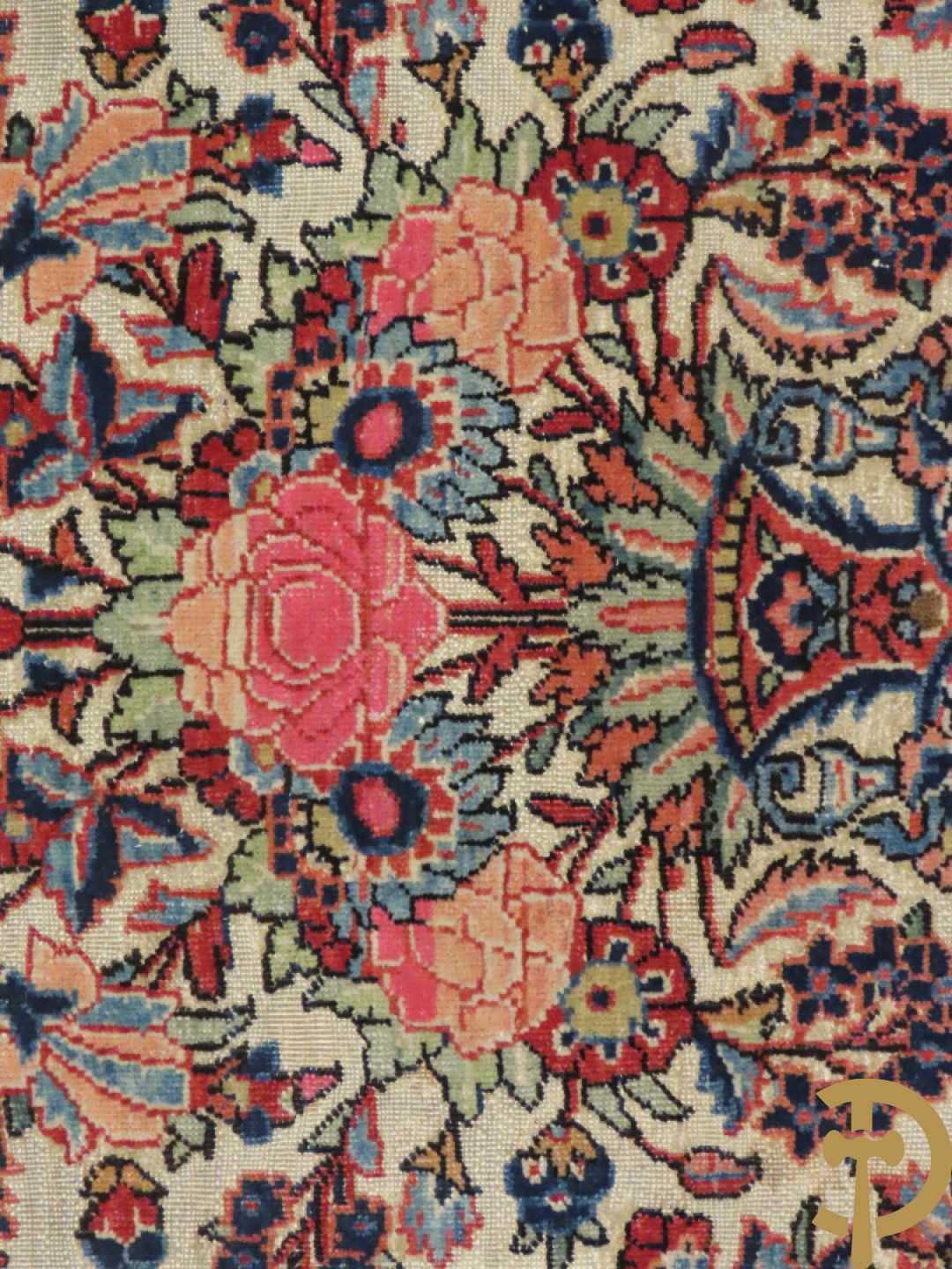 Oosters handgeknoopt tapijt Tabriz met amfoor, bloemen en levensboom