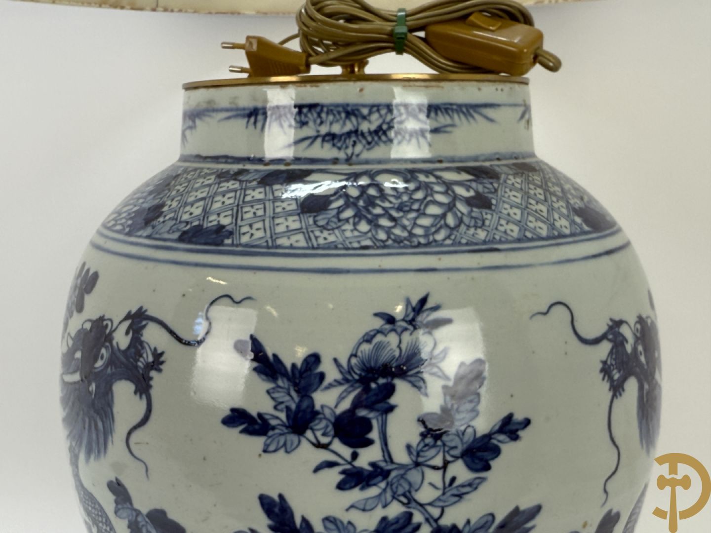 Paar Chinese blauw/witte porseleinen dekselvazen gedecoreerd met draken en bloemenmotieven, als lampadaire omgebouwd