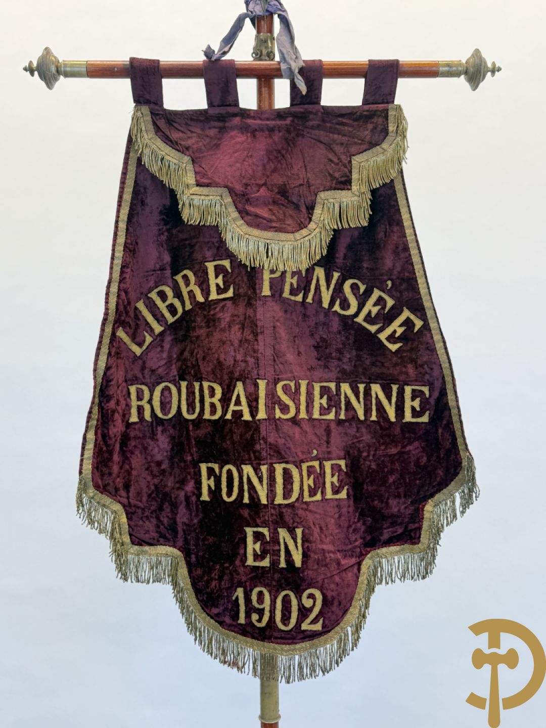 Franse vaandel in rode velours op staander met metalen hartvormig beschilderd ornament met bloemen boven handdruk, Libre Pensée Roubaisienne, Fondé en 1902