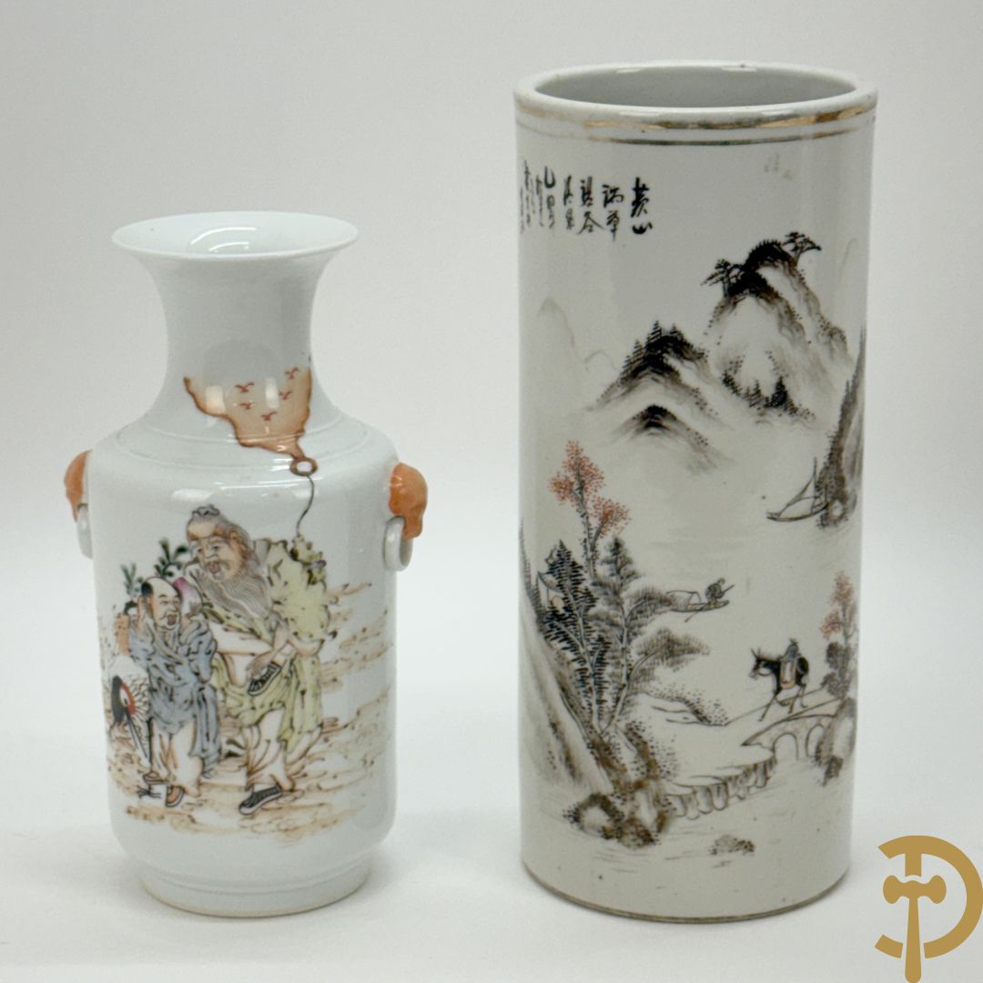 Chinees porseleinen vaasje met wijsgerendecor + Chinese porseleinen rolvaas met decor van ezel in berglandschap