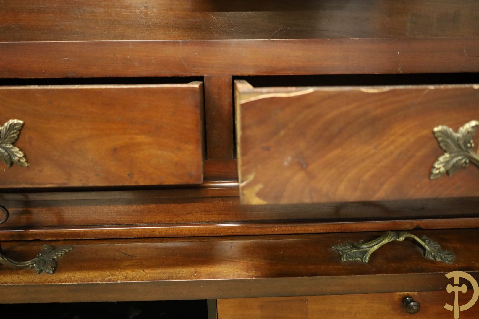 Imposant notelaren cilinderbureau met bovenbouw met ingemaakte lades, cilinderklep en uittrekbaar schrijfblad - drie deuren onderaan - 19e