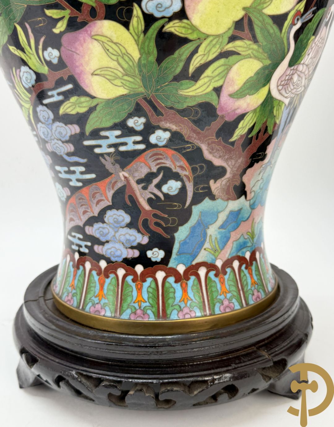 Paar cloisonévazen met bloemen en vogeldecor op zwarte fond - op houten sokkel