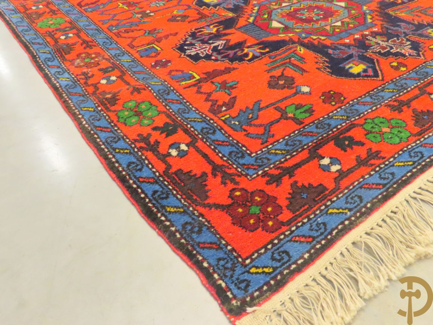 Oosters handgeknoopt tapijt Kaukasus met  geometrische blauwe motieven op rode fond