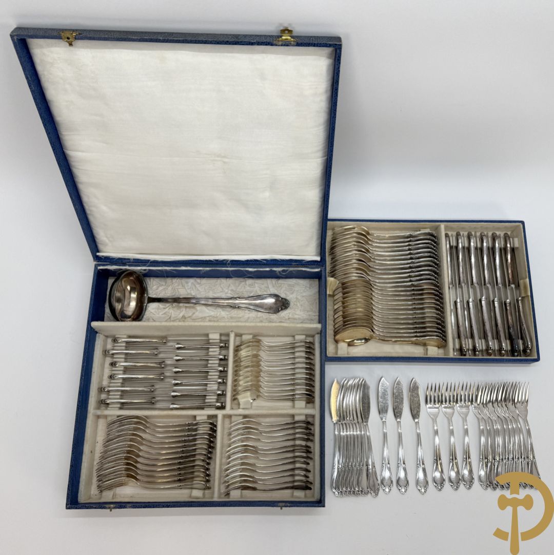 Verzilverd bestek Louis XV stijl bestaande uit lepels, vorken, messen, dessertlepels, dessertvorken, koffielepels, kleine vorken, visvorken, vismessen en soeplepel - in koffer
