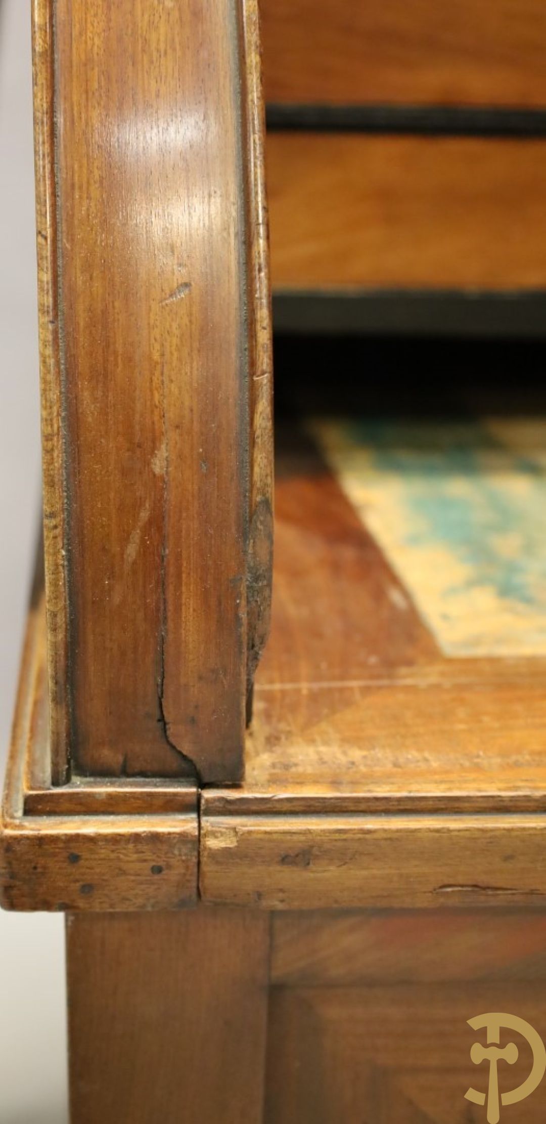 Imposant notelaren cilinderbureau met bovenbouw met ingemaakte lades, cilinderklep en uittrekbaar schrijfblad - drie deuren onderaan - 19e