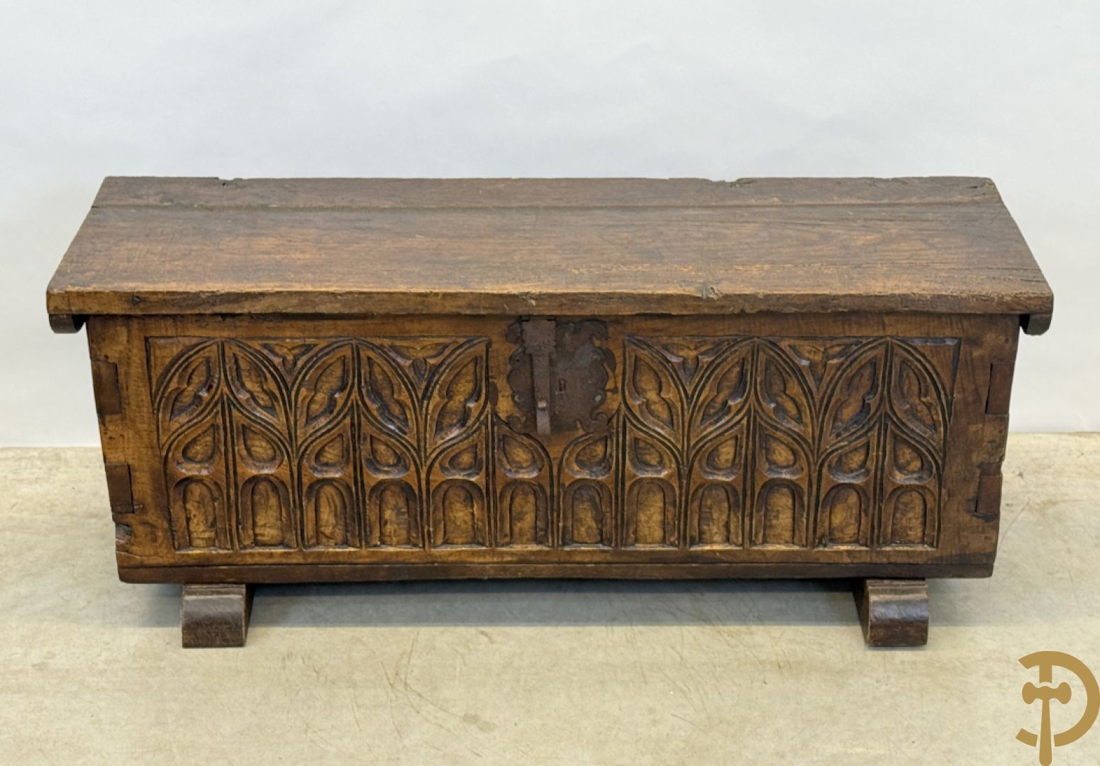 Spaanse rustieke koffer met ijzersmeedwerk en gotische ornamenten