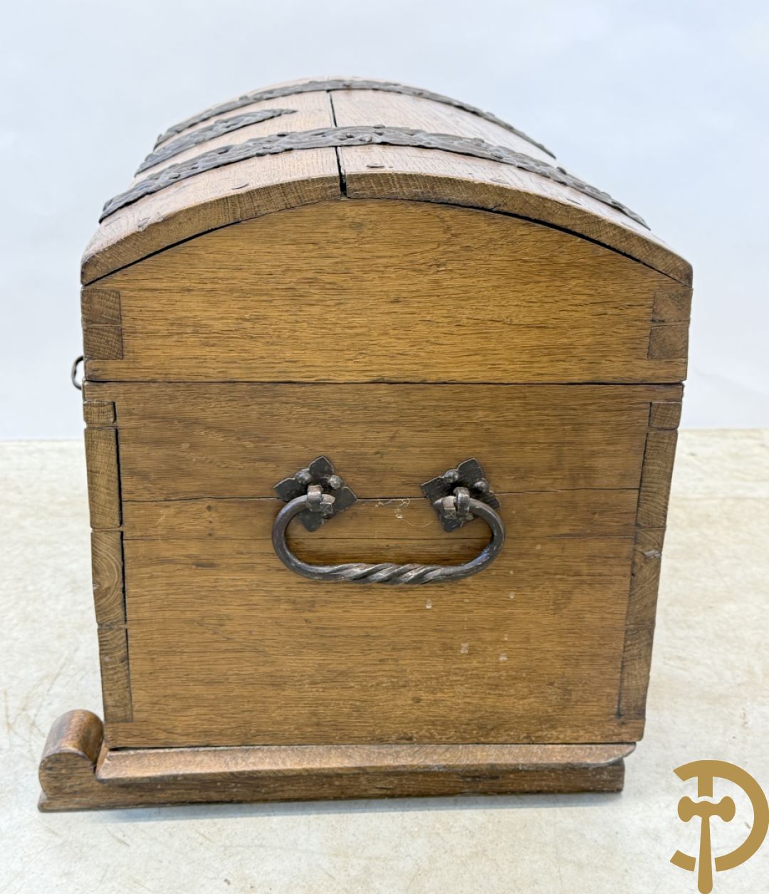 Massief eiken gebogen koffer met ijzeren handvaten en ijzerbeslag