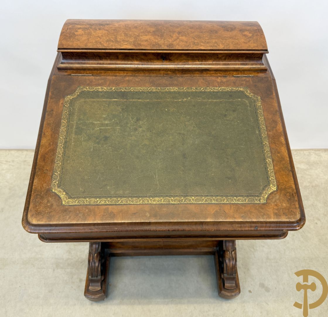 Wortelnotehouten Engels Davenportbureel met klep - zijdelings met deur en 4 ingebouwde lades