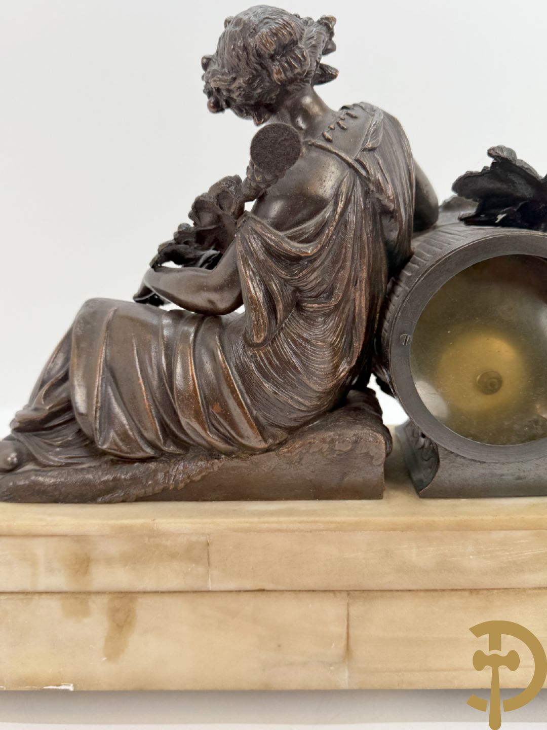 Kunstbronzen pendule liggende dame met beker op marmeren sokkel