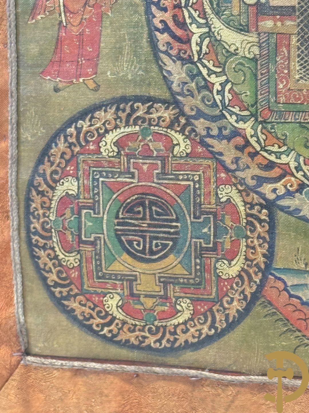 Oude handbeschilderde batic met Boedhistische afbeeldingen ingelijst achter glas