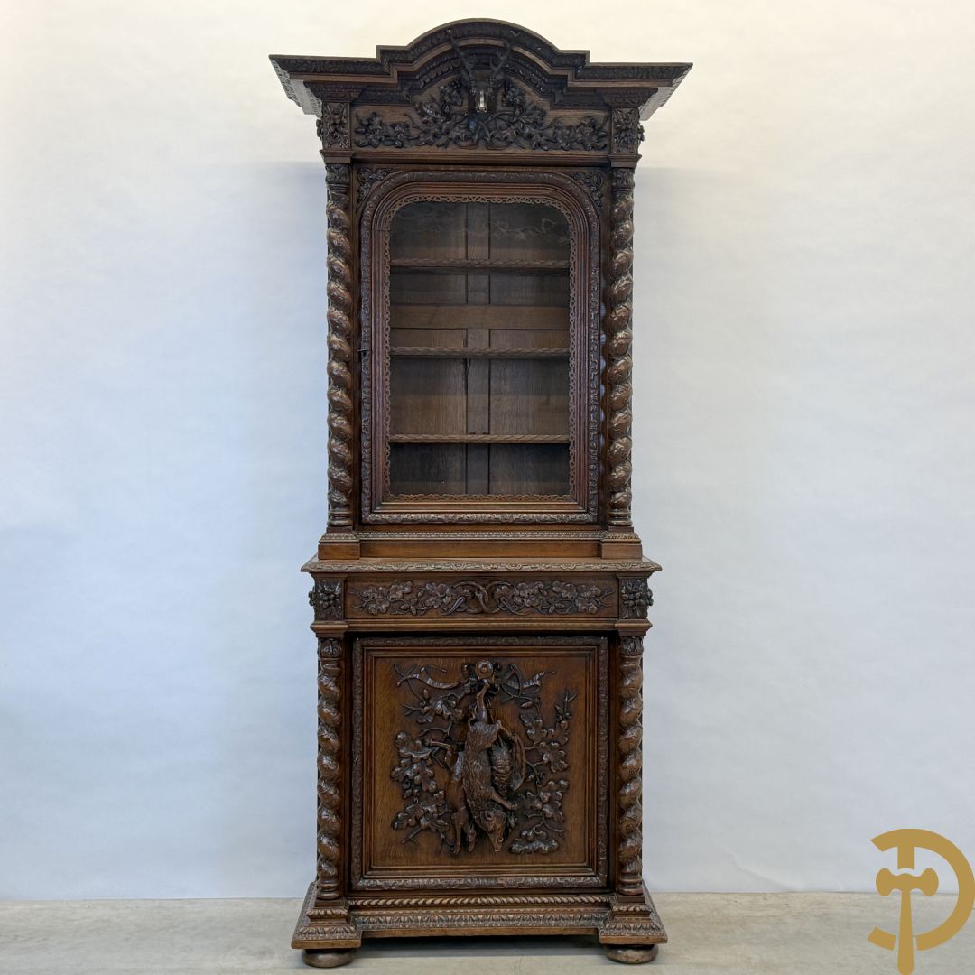 Massief eiken jacht deux-corps, bovenaan met vitrine, zijdelings met getorste zuilen, onderaan met sculptuur van everzwijn en eikebladranken