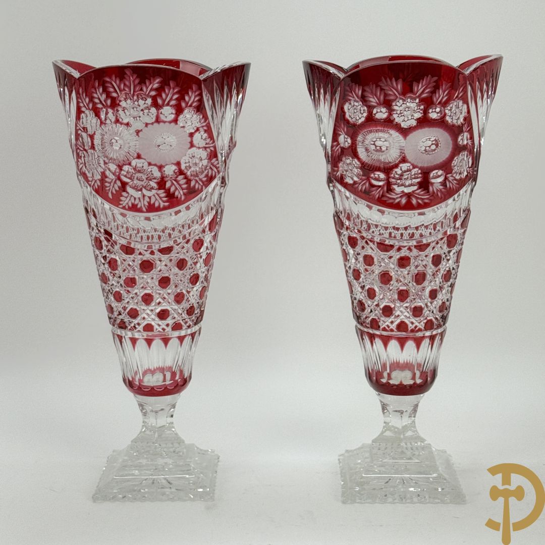 Paar rood kristallen geslepen Boheemse vazen met bloemendecor