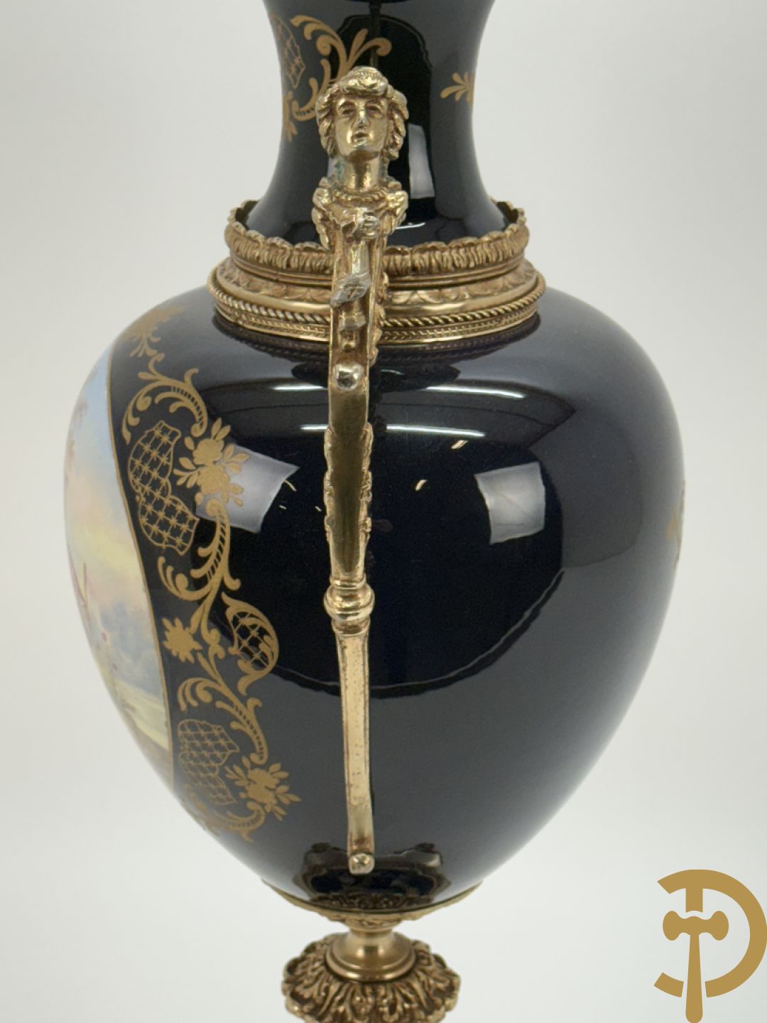 Onleesbaar getekend Sèvres stijl vaas met geanimeerd landschapsdecor en zijdelings met bronzen ornamenten bezet