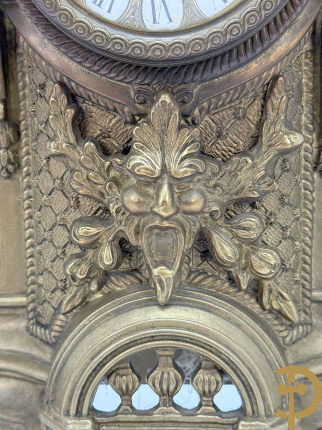 Driedelige koperen garnituur, klok geflankeerd door paar vijfarmige kandelaars