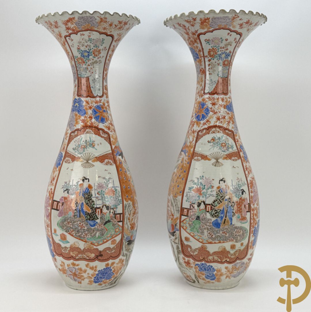 Paar Japanse porseleinen waaiervazen met bloemen en geanimeerd decor