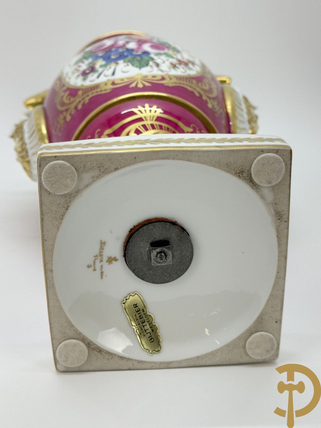 Handbeschilderde porseleinen siervaas met bloemenbeschildering en sfinxen + paar porseleinen cachepots met bloemendecor + 3 porseleinen  kopjes en schoteltjes