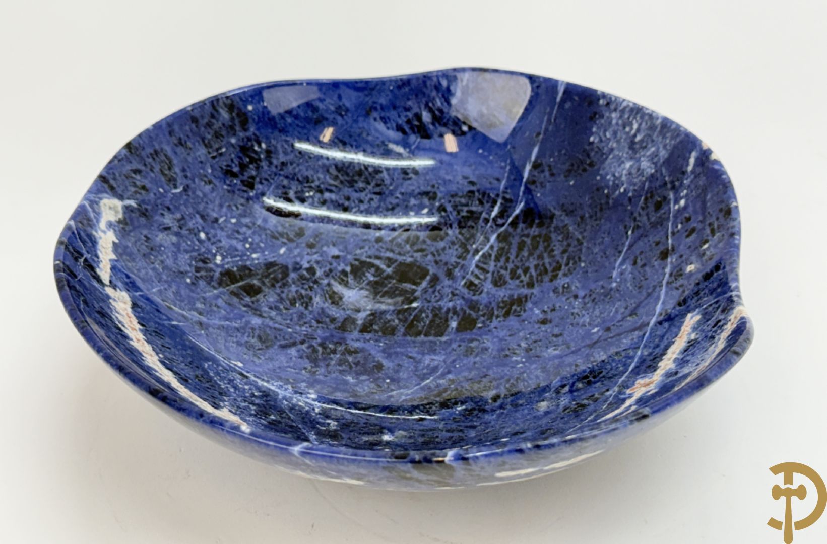 Wolf Helmut (getekend onderaan) Gepolierde schaal/bowl van blauw/wit sodaliet met golvende rand onder getekend WOLF H. (Steinbildhauer, Edelsteingestalter, aus Kirschweiler, Idar-Oberstein),