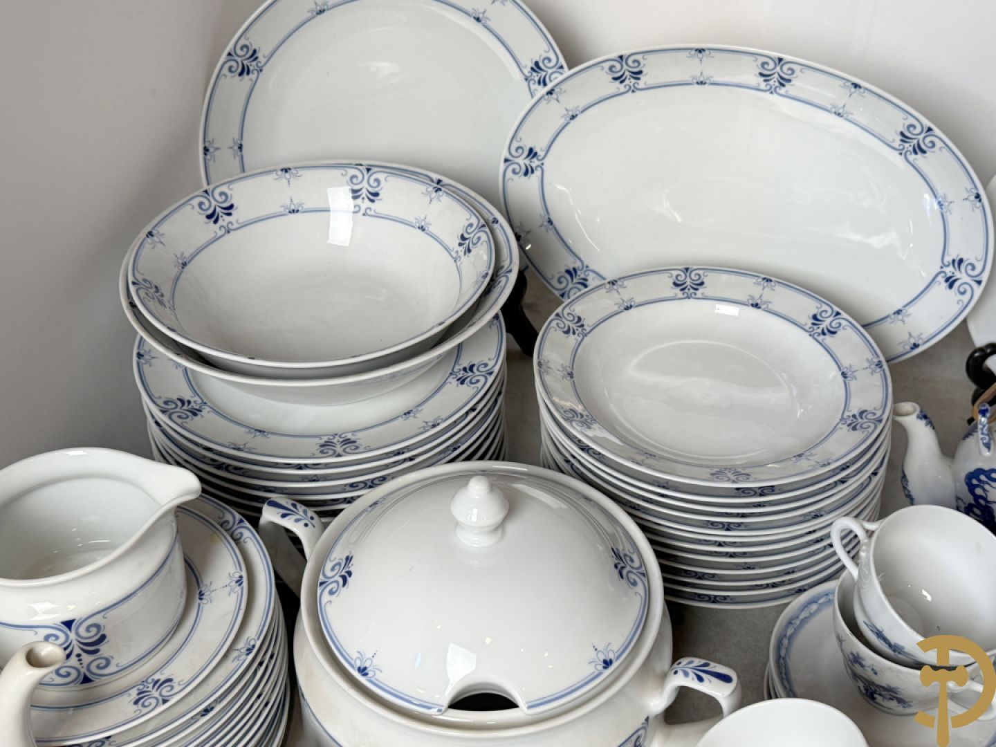 Porseleinen eet- en koffieservies, Winterling Kirchenlamitz Bavaria, met kobaltblauw decor + Porseleinen eet- en koffieservies met blauw bomendecor, Bavaria