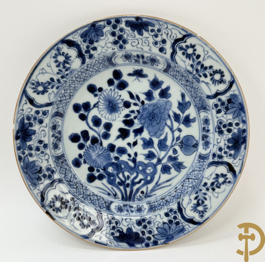 Acht Chinese porseleinen blauw/wit bordjes met bloemendecor, Kangxi