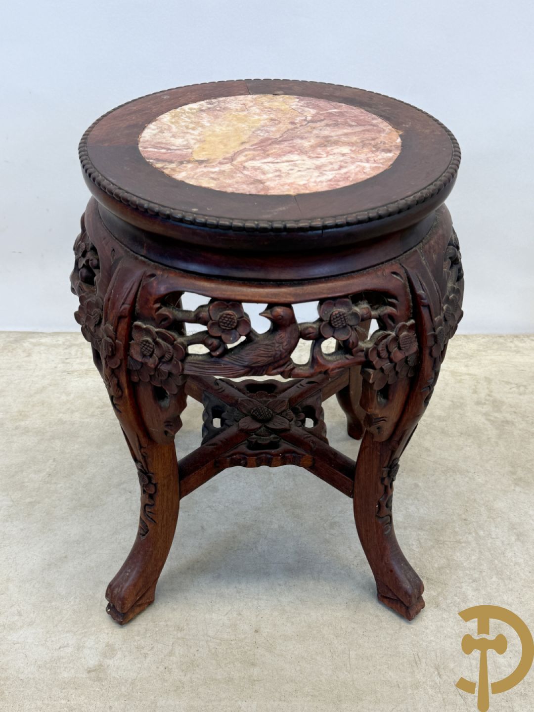 Chinese hardhouten sokkel met bloemensculptuur + Chinese hardhouten sokkel met bloemen- en vogelsculptuur