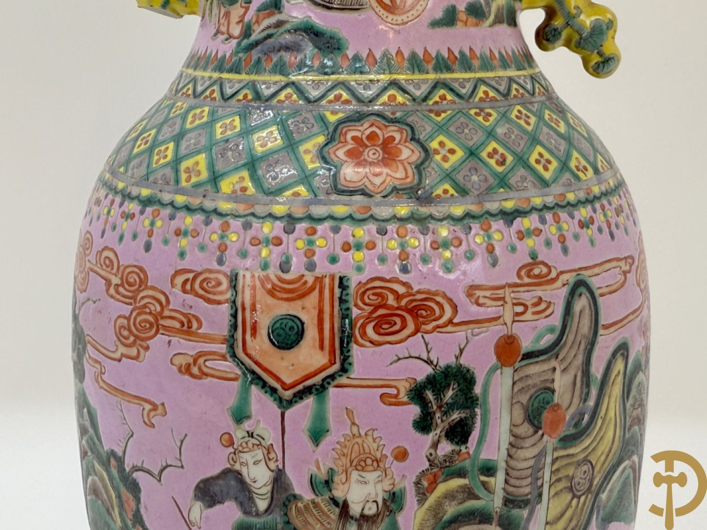 Chinese porseleinen meerkleurige vaas met decor van wijsgeren in landschap