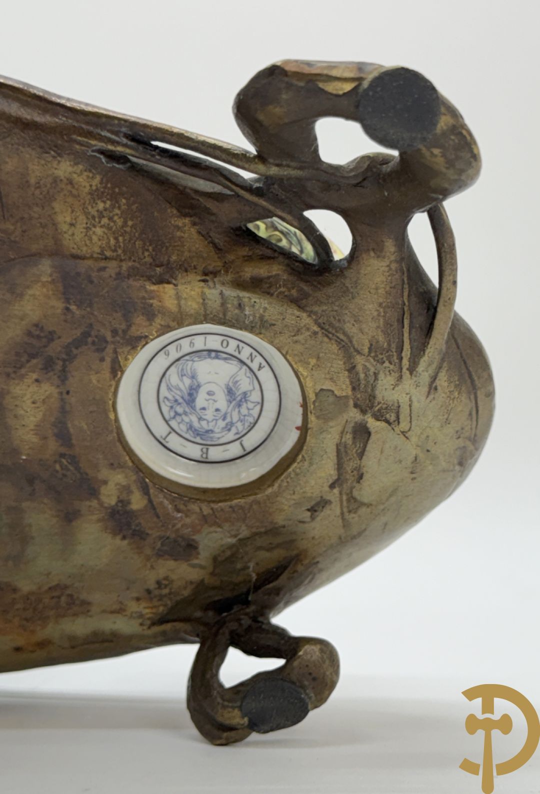 Bronzen inktstel bezet met staande dame met opmaakspiegel en zijdelings met 2 encriers, Art Nouveau stijl