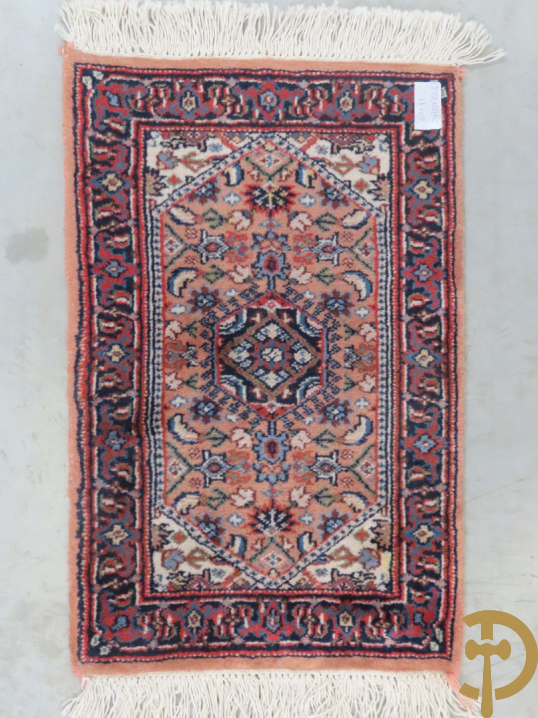 Zes oosterse handgeknoopte tapijten w.o. 2 Bouchara, Hamadan en 2 voettapijtjes