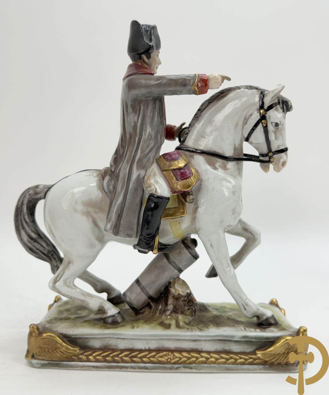 Porseleinen Napoleonistische figuren w.o. Napoleon te paard, 2 officieren, staande Napoleon en 4 kleine figuren