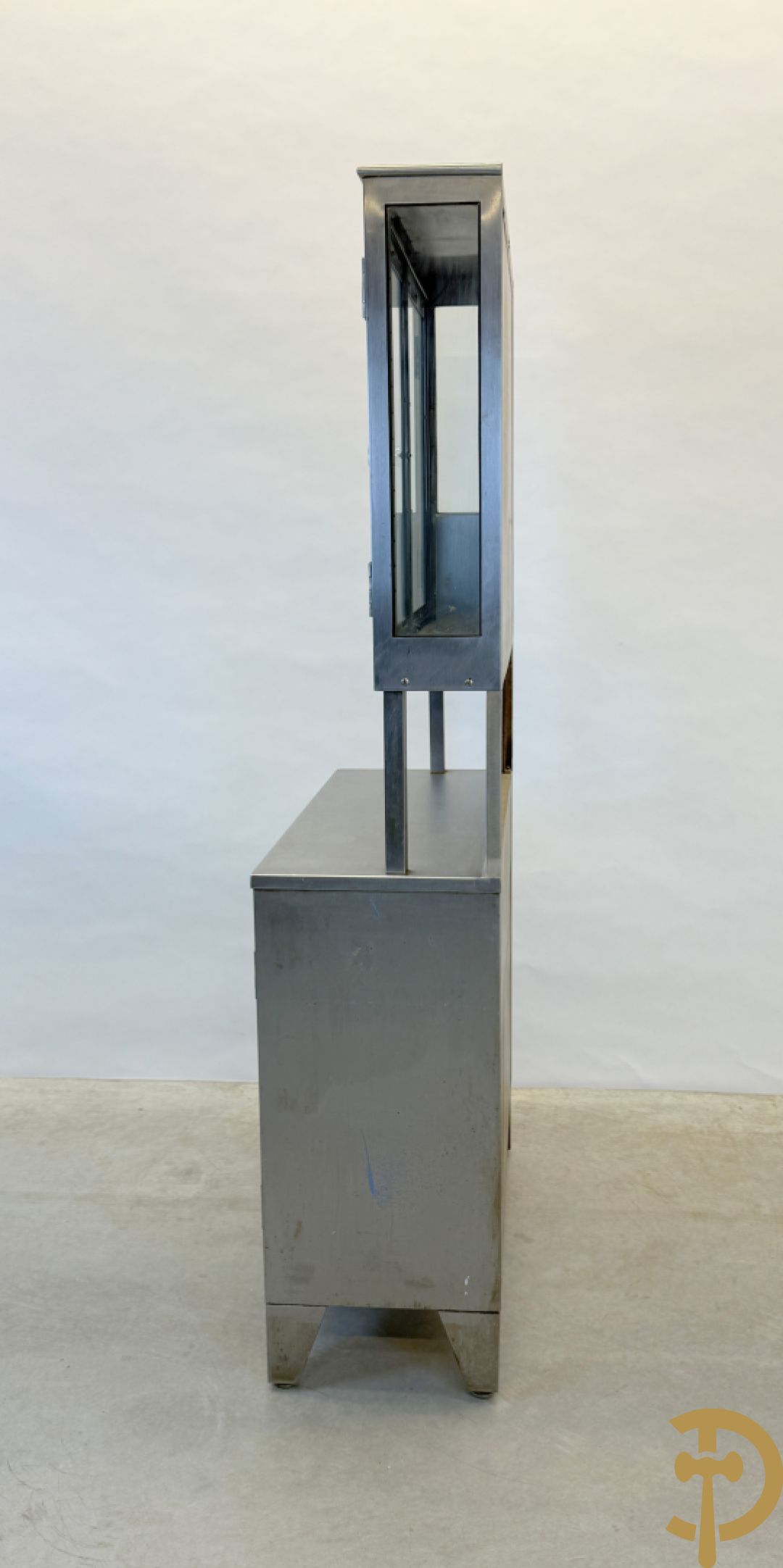 Design inox medisch kabinet, bovenaan met 2 beglaasde deuren, onderaan met deur en 3 lades, by Friedrich Schmitz, Germany