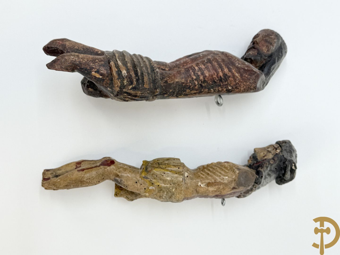 Twee Volkse houtgesculpteerde en gepolychromeerde corpussen, 18e